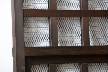 古民具・骨董 味のあるヒノキ材のくぐり戸(蔵戸、潜り戸、玄関戸)