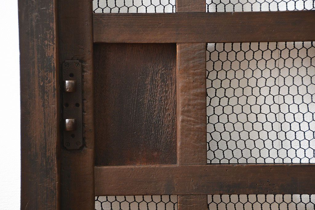 古民具・骨董 味のあるヒノキ材のくぐり戸(蔵戸、潜り戸、玄関戸)