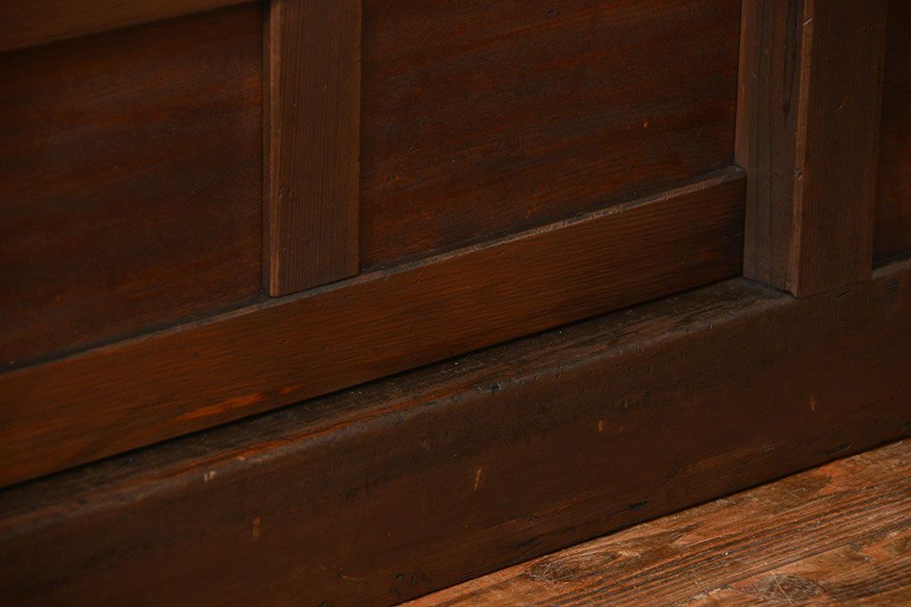 古民具・骨董 味のあるヒノキ材のくぐり戸(蔵戸、潜り戸、玄関戸)