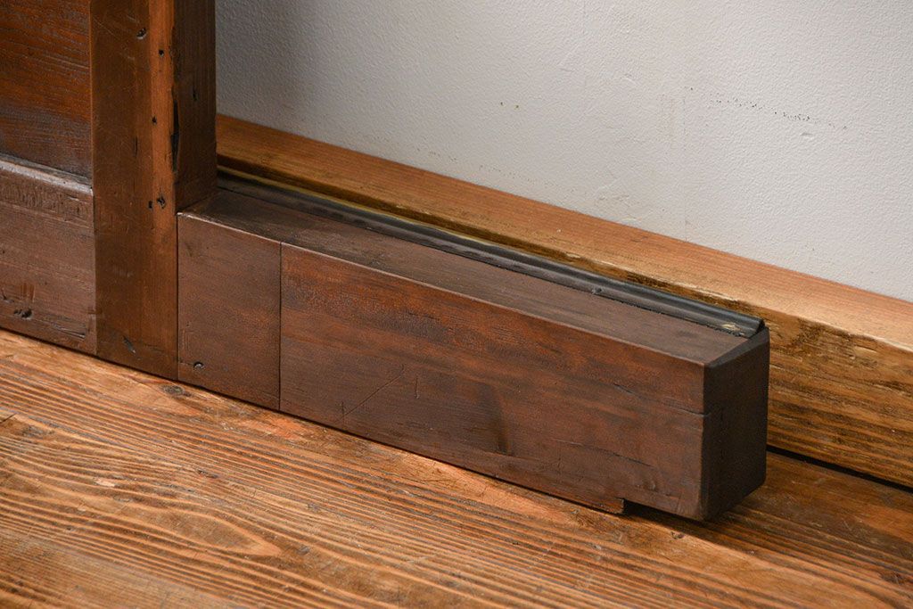 古民具・骨董 味のあるヒノキ材のくぐり戸(蔵戸、潜り戸、玄関戸)