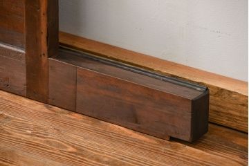 古民具・骨董 味のあるヒノキ材のくぐり戸(蔵戸、潜り戸、玄関戸)