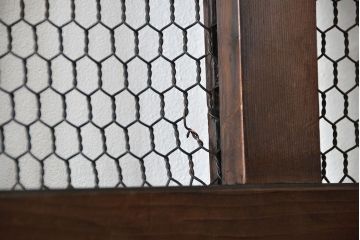 古民具・骨董 味のあるヒノキ材のくぐり戸(蔵戸、潜り戸、玄関戸)