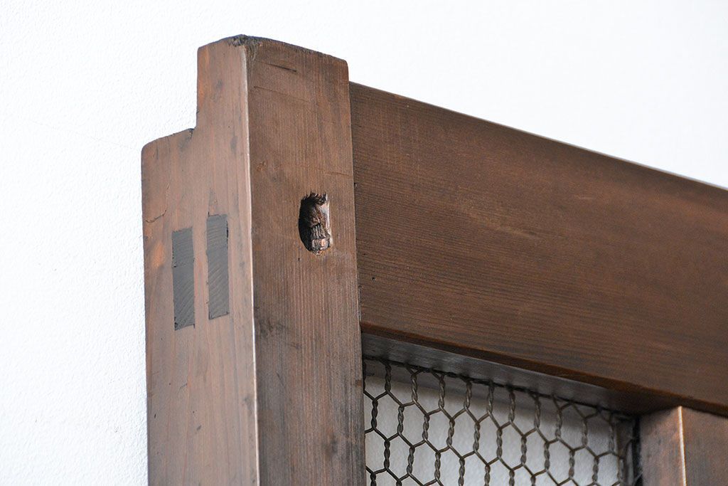 古民具・骨董 味のあるヒノキ材のくぐり戸(蔵戸、潜り戸、玄関戸)