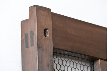 古民具・骨董 味のあるヒノキ材のくぐり戸(蔵戸、潜り戸、玄関戸)