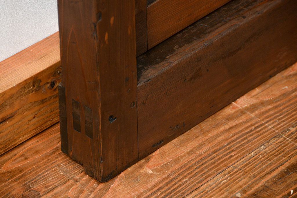 古民具・骨董 味のあるヒノキ材のくぐり戸(蔵戸、潜り戸、玄関戸)