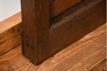 古民具・骨董 味のあるヒノキ材のくぐり戸(蔵戸、潜り戸、玄関戸)