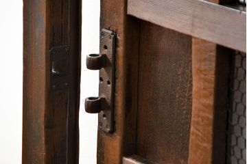 古民具・骨董 味のあるヒノキ材のくぐり戸(蔵戸、潜り戸、玄関戸)