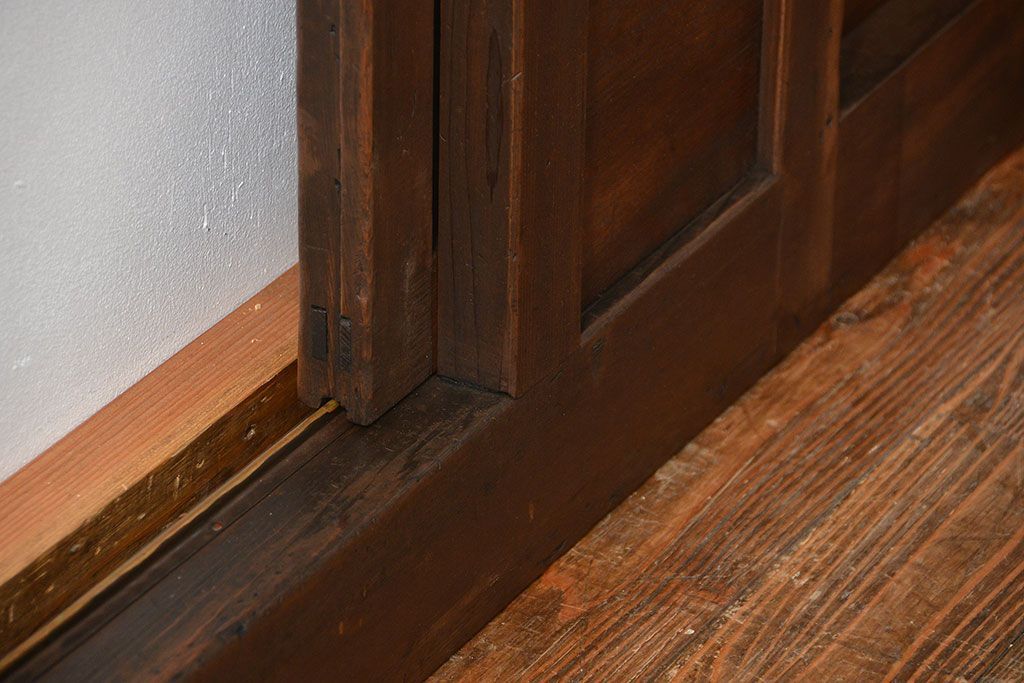 古民具・骨董 味のあるヒノキ材のくぐり戸(蔵戸、潜り戸、玄関戸)