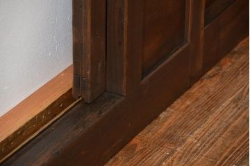 古民具・骨董 味のあるヒノキ材のくぐり戸(蔵戸、潜り戸、玄関戸)