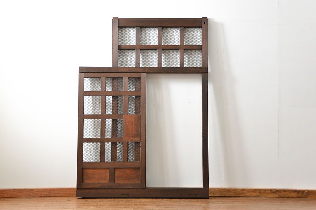 古民具・骨董 味のあるヒノキ材のくぐり戸(蔵戸、潜り戸、玄関戸)