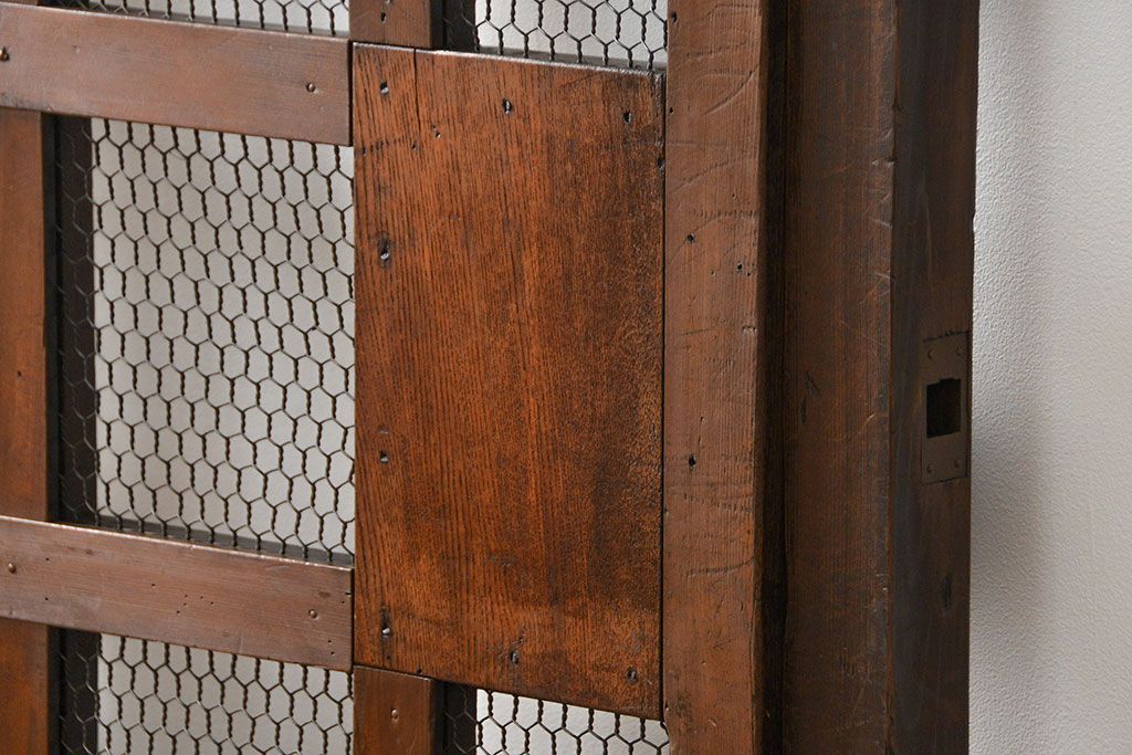 古民具・骨董 味のあるヒノキ材のくぐり戸(蔵戸、潜り戸、玄関戸)