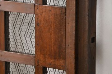 古民具・骨董 味のあるヒノキ材のくぐり戸(蔵戸、潜り戸、玄関戸)