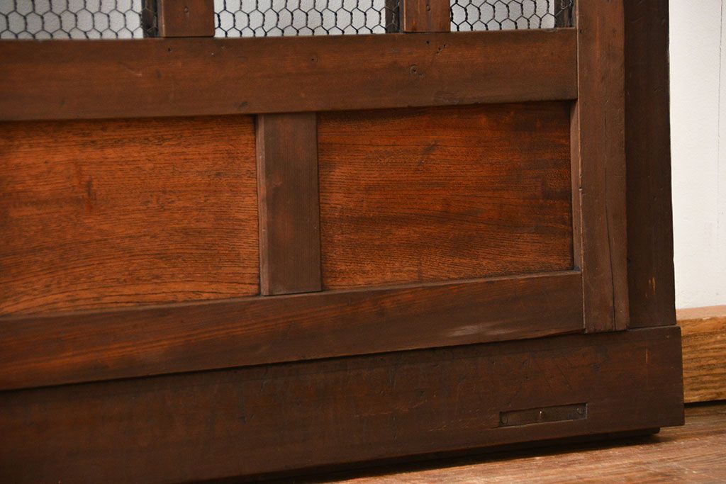 古民具・骨董 味のあるヒノキ材のくぐり戸(蔵戸、潜り戸、玄関戸)