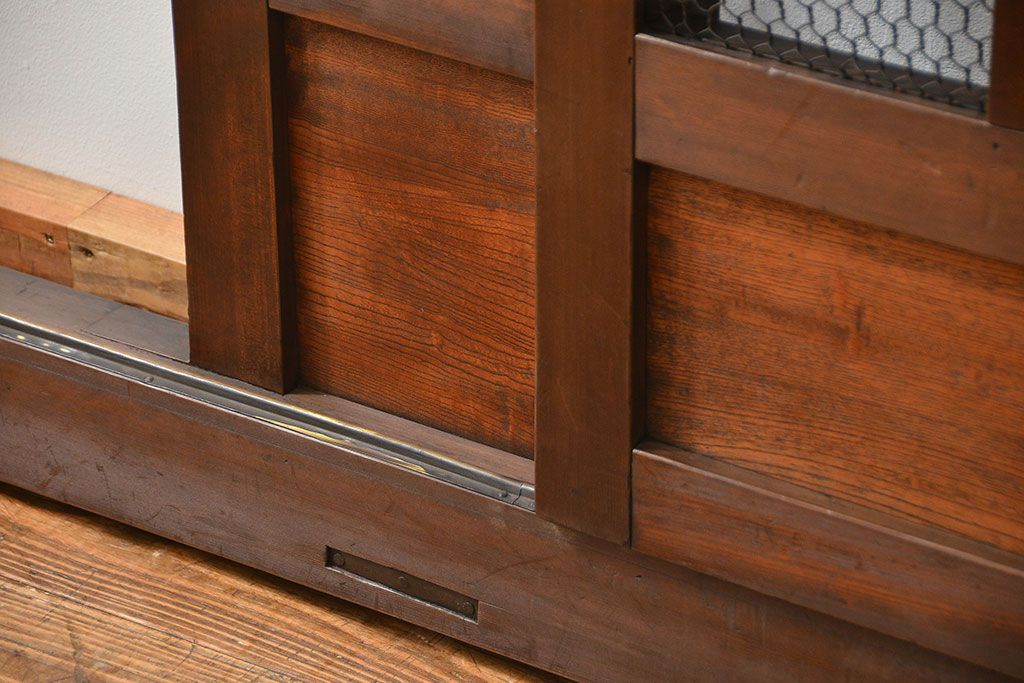 古民具・骨董 味のあるヒノキ材のくぐり戸(蔵戸、潜り戸、玄関戸)