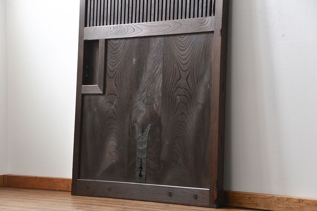 古民具・骨董 総欅材のシンプルな格子蔵戸(玄関戸)