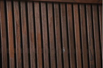 古民具・骨董 総欅材のシンプルな格子蔵戸(玄関戸)