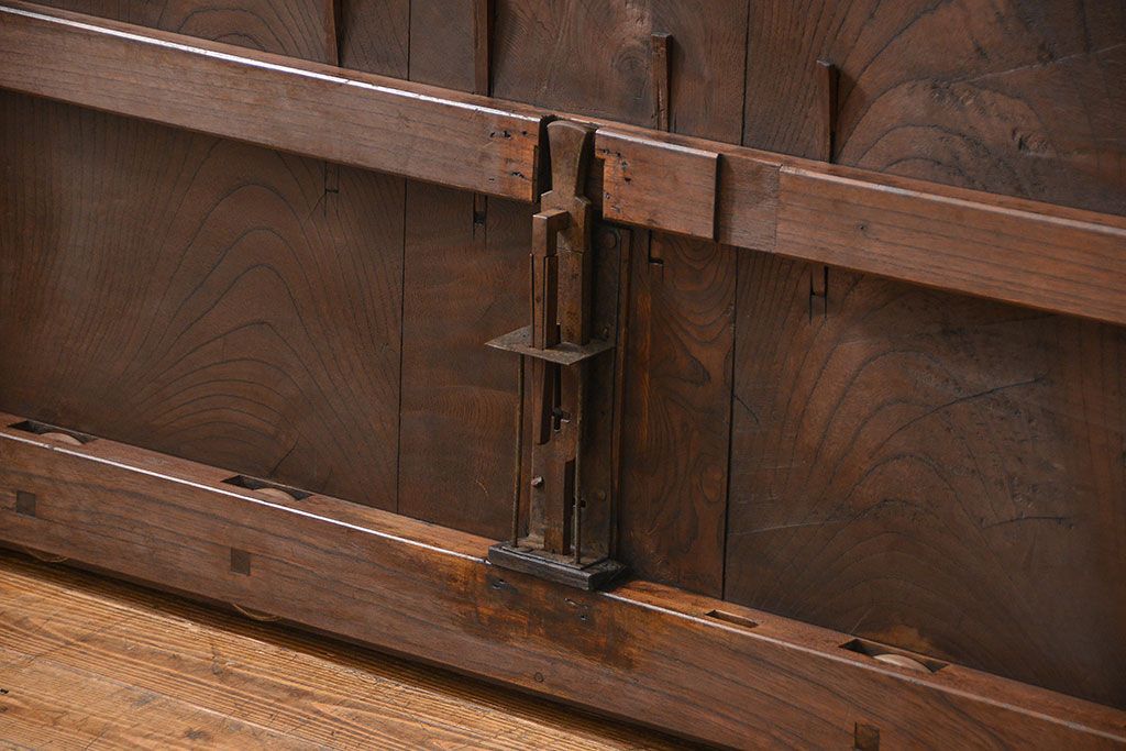 古民具・骨董 総欅材のシンプルな格子蔵戸(玄関戸)