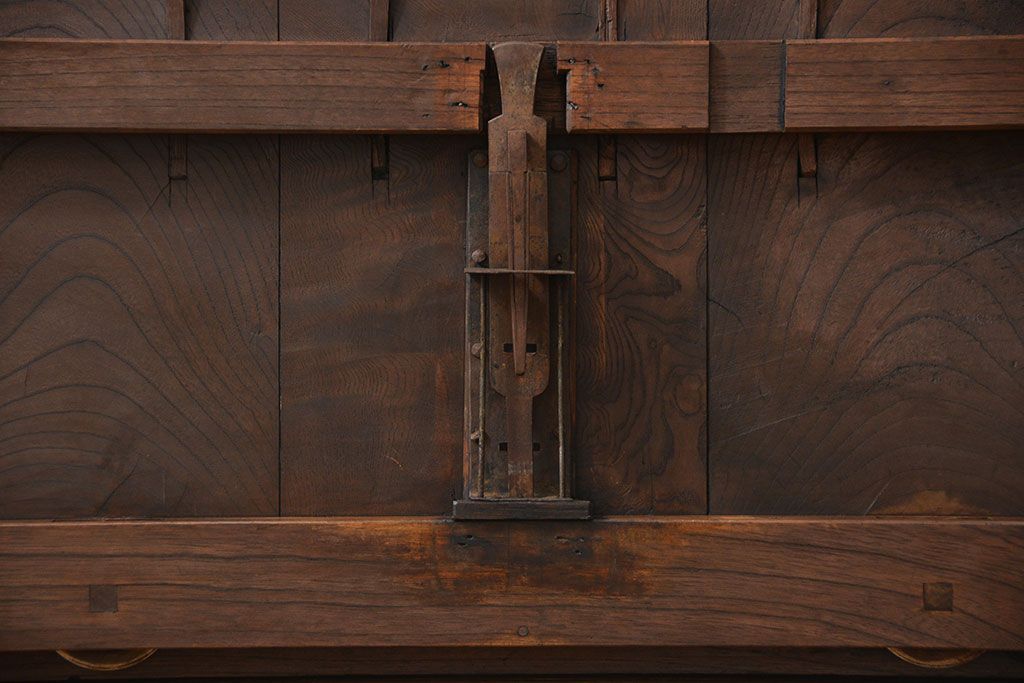 古民具・骨董 総欅材のシンプルな格子蔵戸(玄関戸)