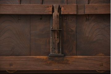 古民具・骨董 総欅材のシンプルな格子蔵戸(玄関戸)