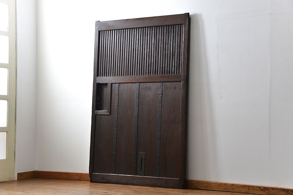 古民具・骨董 ヒノキ材の使い込まれた格子蔵戸(玄関戸)