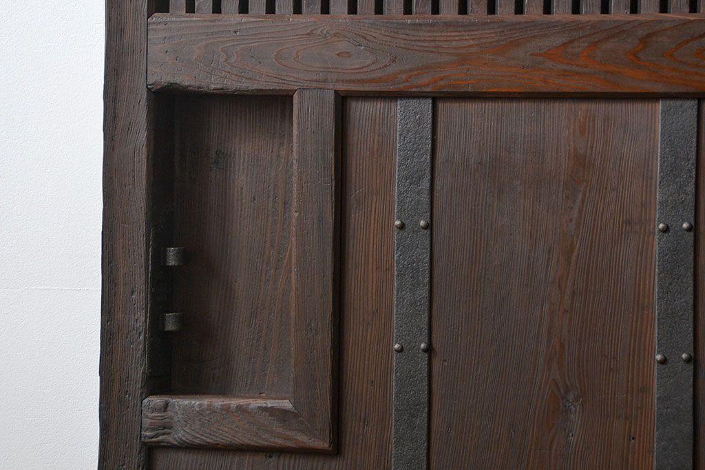 古民具・骨董 ヒノキ材の使い込まれた格子蔵戸(玄関戸)