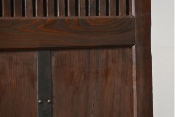 古民具・骨董 ヒノキ材の使い込まれた格子蔵戸(玄関戸)