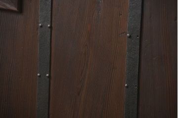 古民具・骨董 ヒノキ材の使い込まれた格子蔵戸(玄関戸)