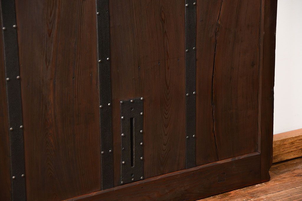 古民具・骨董 ヒノキ材の使い込まれた格子蔵戸(玄関戸)