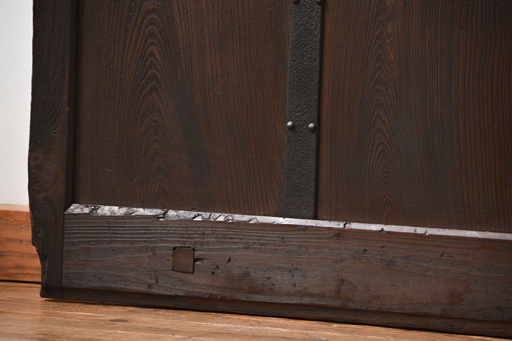 古民具・骨董 ヒノキ材の使い込まれた格子蔵戸(玄関戸)