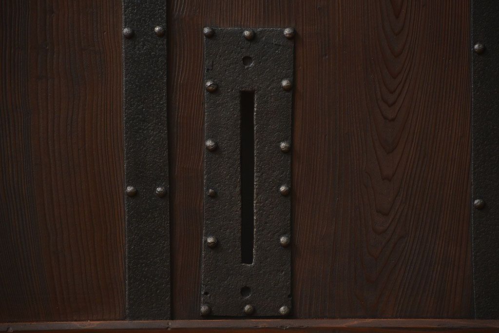 古民具・骨董 ヒノキ材の使い込まれた格子蔵戸(玄関戸)