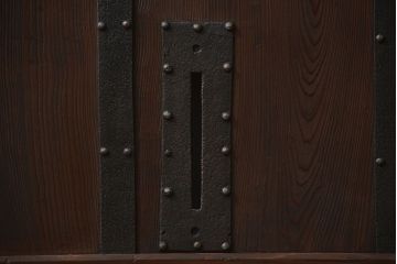 古民具・骨董 ヒノキ材の使い込まれた格子蔵戸(玄関戸)