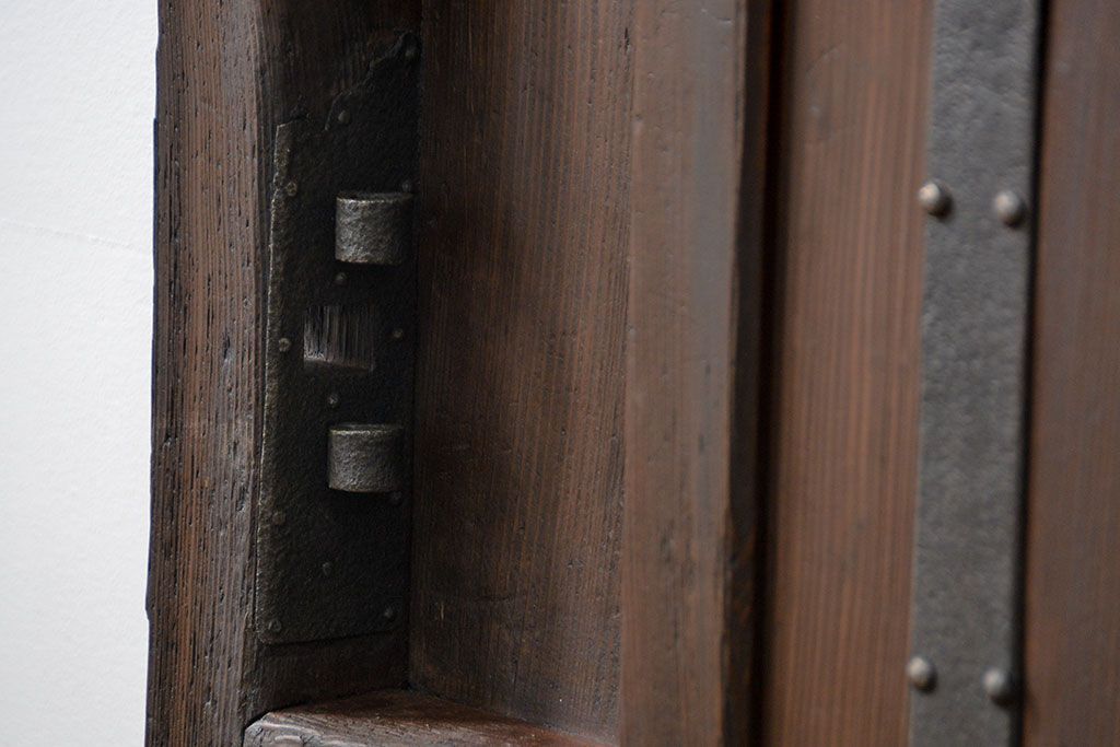 古民具・骨董 ヒノキ材の使い込まれた格子蔵戸(玄関戸)