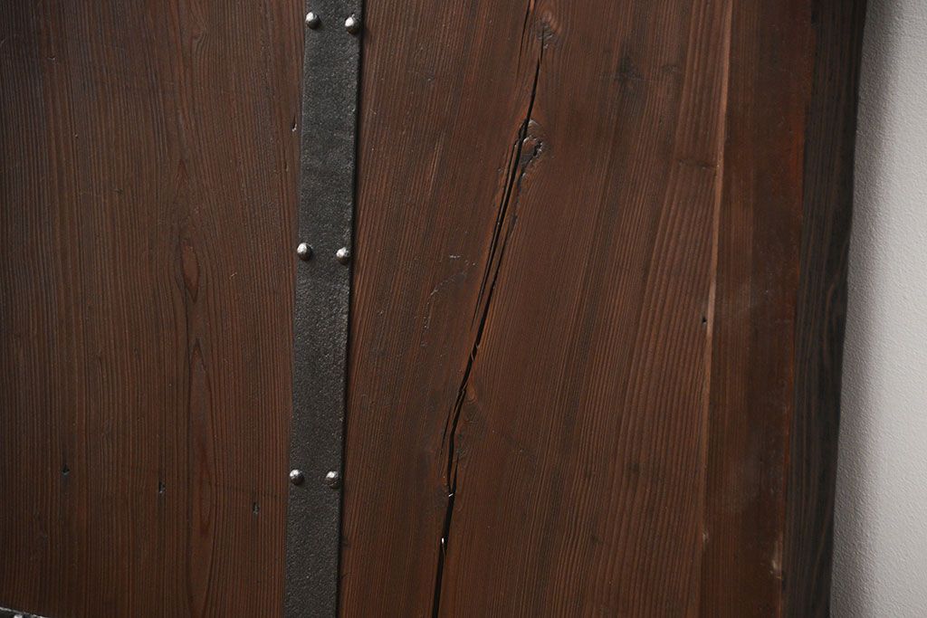 古民具・骨董 ヒノキ材の使い込まれた格子蔵戸(玄関戸)