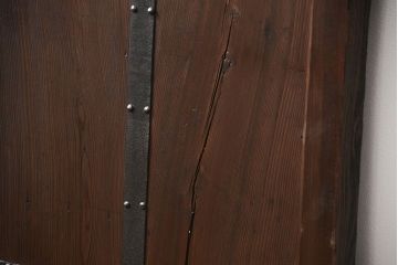 古民具・骨董 ヒノキ材の使い込まれた格子蔵戸(玄関戸)