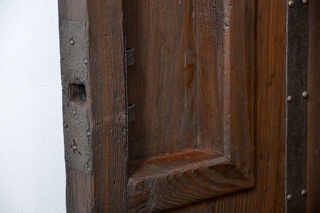 古民具・骨董 ヒノキ材の使い込まれた格子蔵戸(玄関戸)