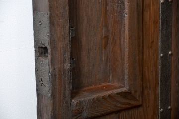 古民具・骨董 ヒノキ材の使い込まれた格子蔵戸(玄関戸)