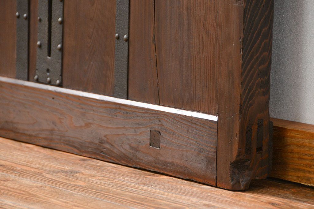 古民具・骨董 ヒノキ材の使い込まれた格子蔵戸(玄関戸)