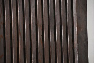 古民具・骨董 ヒノキ材の使い込まれた格子蔵戸(玄関戸)