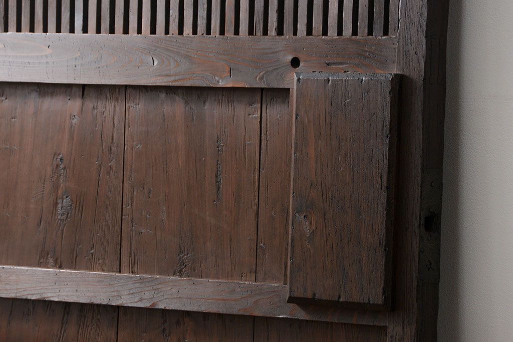 古民具・骨董 ヒノキ材の使い込まれた格子蔵戸(玄関戸)