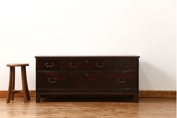 アンティーク家具　アンティーク シックでモダンな前面黒檀の脚付きローチェスト(ローボード)