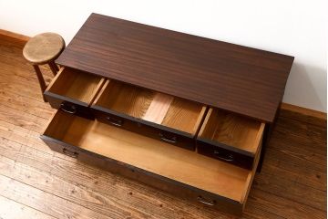 アンティーク家具　アンティーク シックでモダンな前面黒檀の脚付きローチェスト(ローボード)