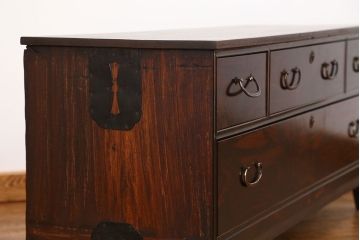 アンティーク家具　アンティーク シックでモダンな前面黒檀の脚付きローチェスト(ローボード)