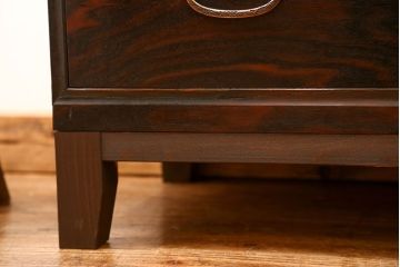 アンティーク家具　アンティーク シックでモダンな前面黒檀の脚付きローチェスト(ローボード)