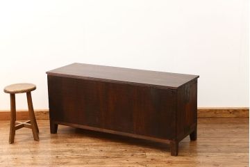 アンティーク家具　アンティーク シックでモダンな前面黒檀の脚付きローチェスト(ローボード)