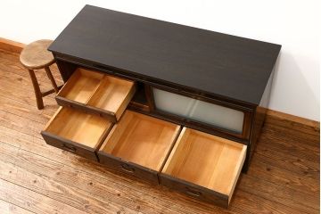 アンティーク家具　アンティーク 前面黒柿材のシックでモダンな脚付きテレビボード(TVボード、ローボード、収納棚)