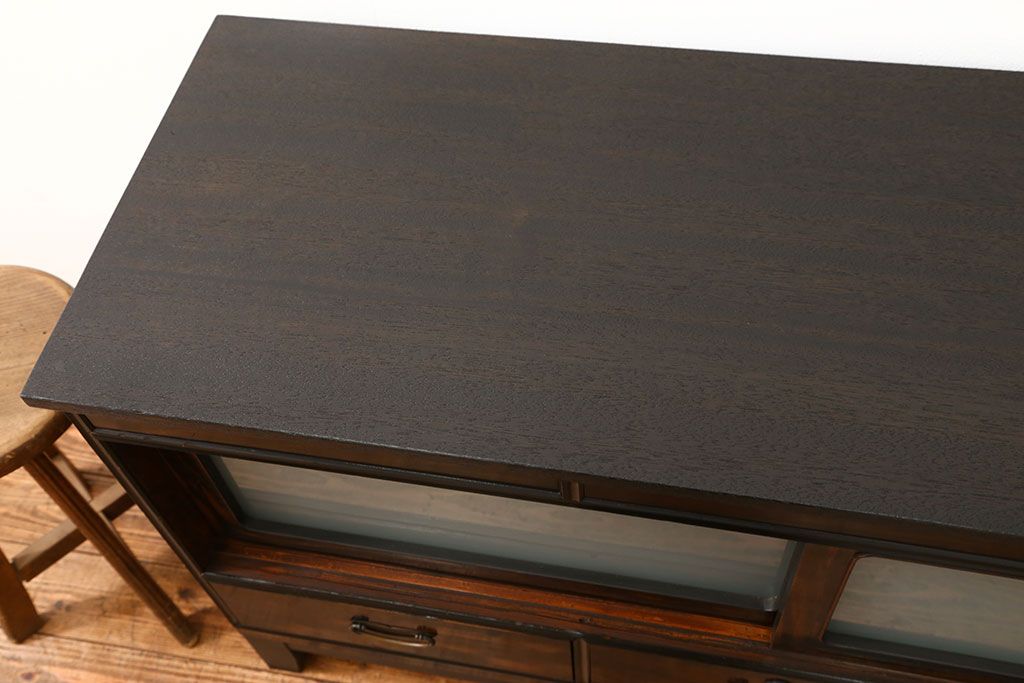 アンティーク家具　アンティーク 前面黒柿材のシックでモダンな脚付きテレビボード(TVボード、ローボード、収納棚)