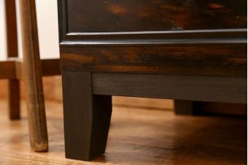 アンティーク家具　アンティーク 前面黒柿材のシックでモダンな脚付きテレビボード(TVボード、ローボード、収納棚)