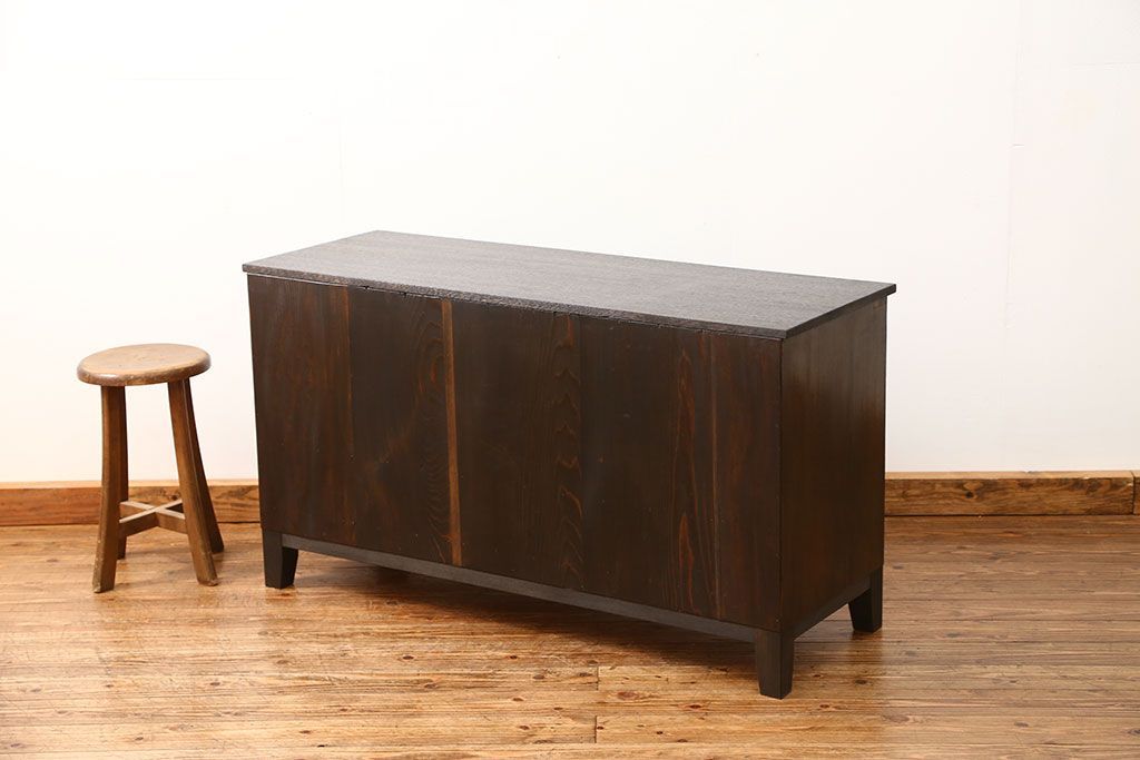 アンティーク家具　アンティーク 前面黒柿材のシックでモダンな脚付きテレビボード(TVボード、ローボード、収納棚)