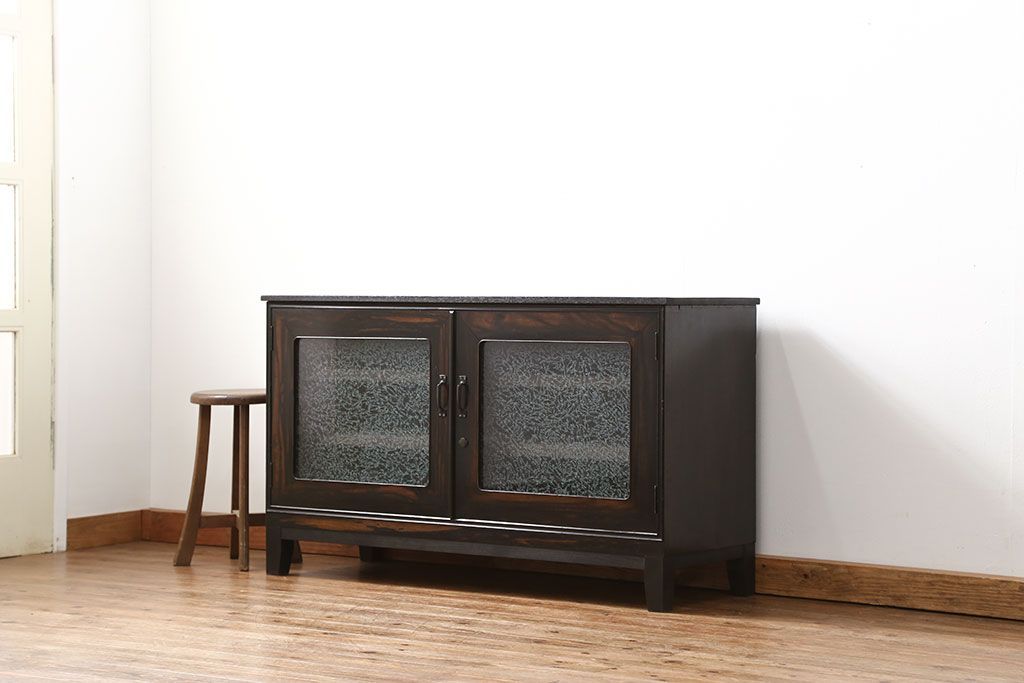 アンティーク家具　古民具・骨董 前面黒柿材のモダンな脚付き結霜ガラスローボード(収納棚、テレビボード)