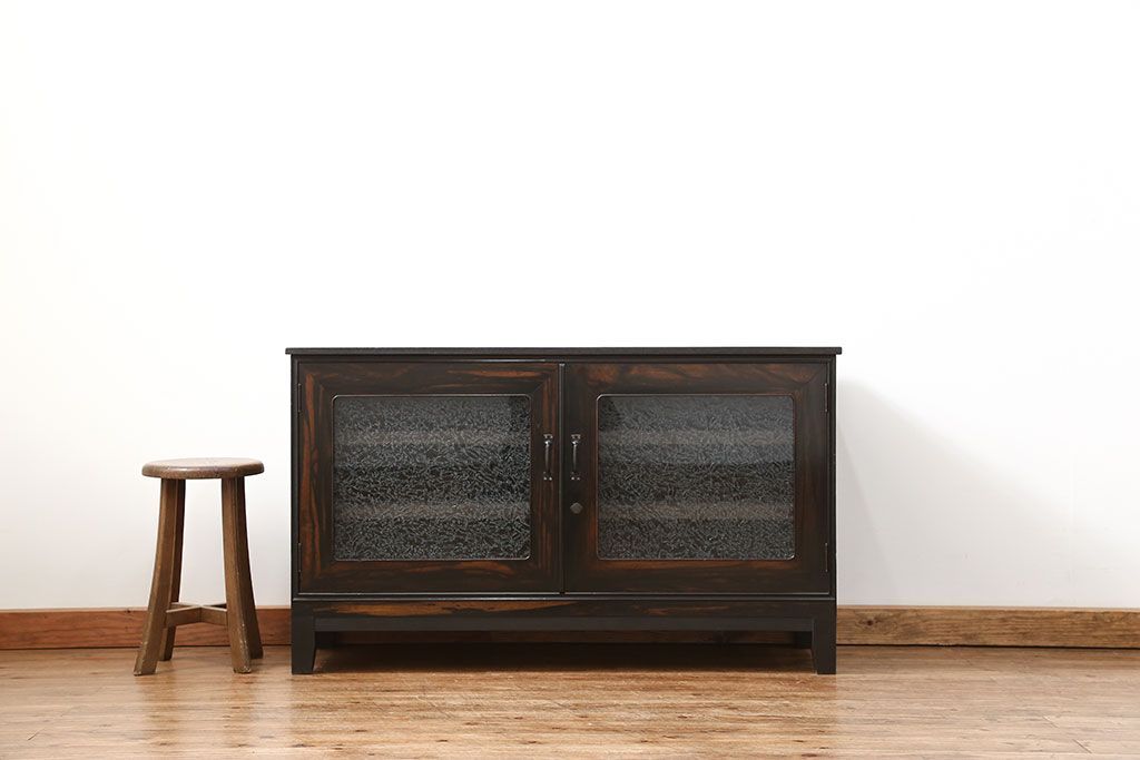 アンティーク家具　古民具・骨董 前面黒柿材のモダンな脚付き結霜ガラスローボード(収納棚、テレビボード)